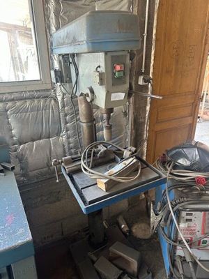 une machine posée sur une table dans une pièce