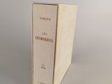 un livre posé sur une table