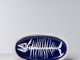 un gros plan d'une assiette sur laquelle se trouve un squelette de poisson