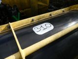 un numéro inscrit sur le côté d'un gros tuyau noir