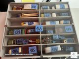 de nombreux objets différents dans une boîte, sur lesquels figurent des numéros