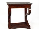 une petite table avec un plateau en marbre sur fond blanc