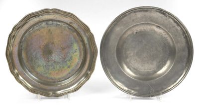 paire de plats anciens en métal argenté sur socles