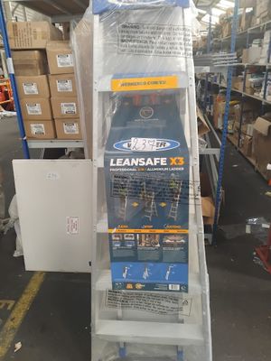 une pile de cartons sur une étagère dans un entrepôt