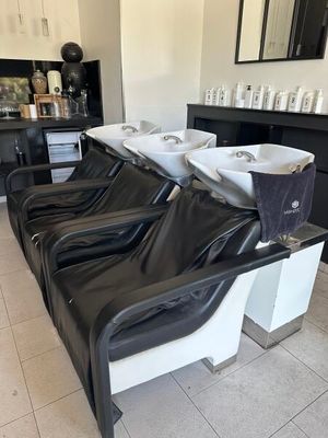 une rangée de chaises dans un salon, équipées de lavabos