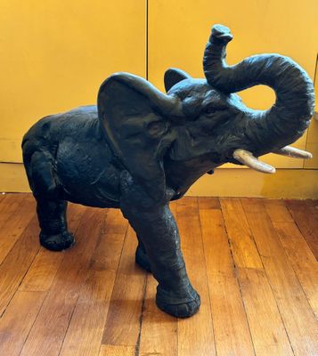 une statue d'éléphant posée sur un parquet