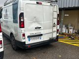 deux camionnettes garées l'une à côté de l'autre dans un parking
