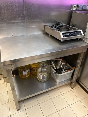 une cuisine équipée d'une cuisinière, d'un évier et d'un micro-ondes