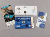 un grand nombre d'objets posés sur une table