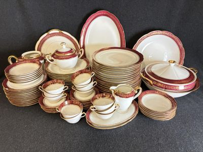 de nombreux types de plats et de tasses sur la table