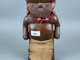une figurine en bois représentant un homme barbu portant des lunettes