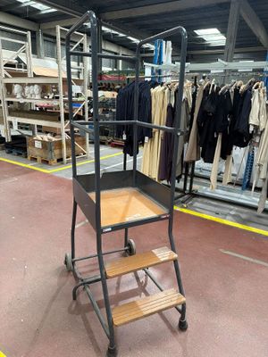 une photo d'un portant avec des vêtements accrochés dessus