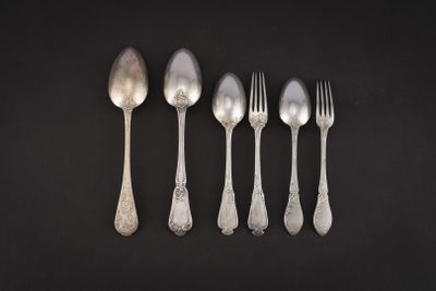 six cuillères en argent et une fourchette posées sur un fond noir