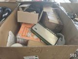 une boîte en carton remplie d'appareils électroniques dans une pièce