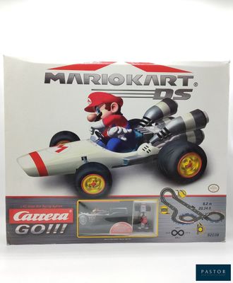 une boîte sur laquelle figure l'image d'une voiture de Mario Kart
