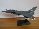 une maquette d'avion de chasse posée sur une table en bois