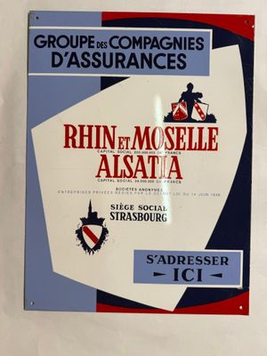 une pancarte accrochée au mur sur laquelle on peut lire « riin et mosele alssatta »