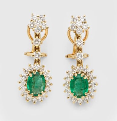 une paire de boucles d'oreilles en émeraude et diamant