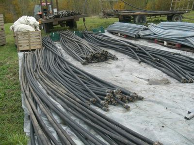 un gros tas de tuyaux en acier posé par terre