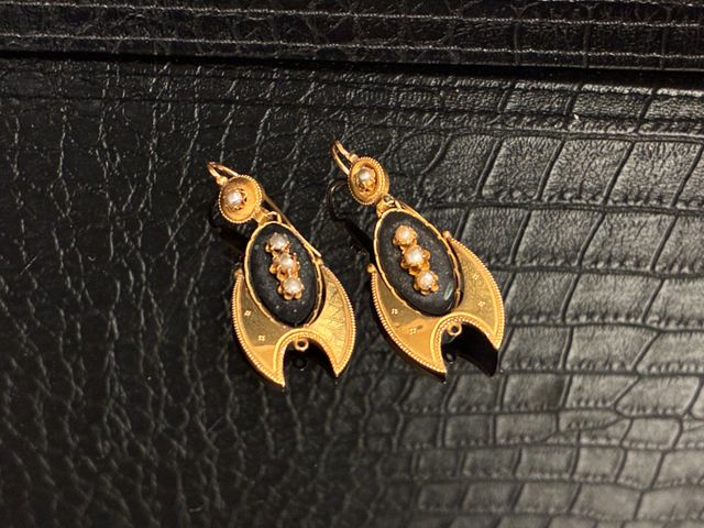 Paire de pendants d’oreilles en or décor émaillé noir. ER. Poids 