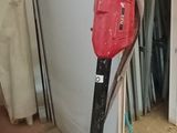 une image représentant un aspirateur rouge et noir dans une pièce