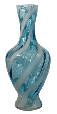 VASE balustre en verre soufflé teinté bleu à décor spiralé e…