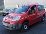 une camionnette rouge garée sur un parking