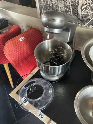 les nombreux bols et casseroles qui se trouvent sur la table