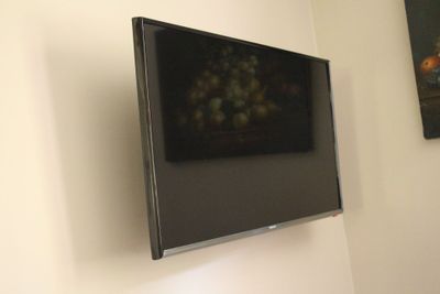 une photo d'une télévision à écran plat montée sur un mur