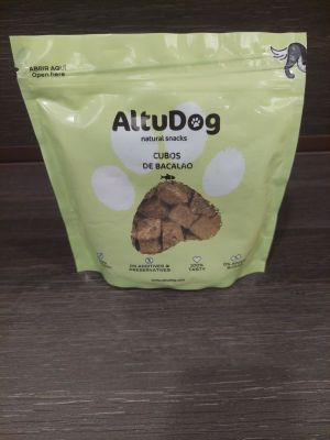 un gros plan sur un sachet de friandises pour chien posé sur une table