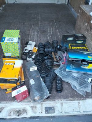 de nombreux types de tuyaux à l'arrière d'un camion