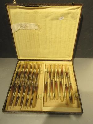 de nombreux stylos dans l'étui posé sur la table