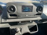 un tableau de bord de voiture avec un écran numérique au centre