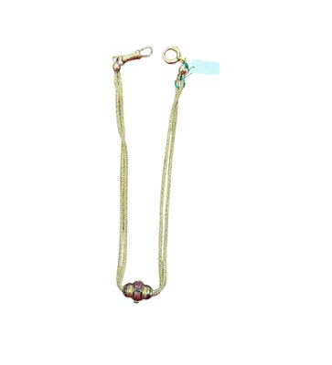 gros plan d'une paire de boucles d'oreilles sur fond blanc