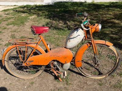 un vélo orange avec un panier à l'arrière