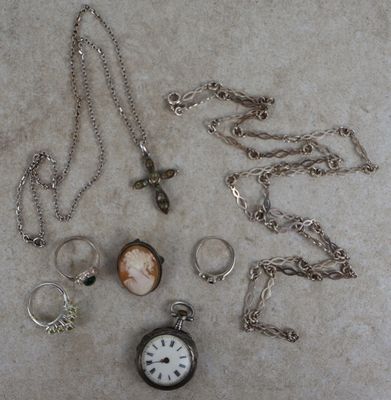 beaucoup de bijoux posés à même le sol