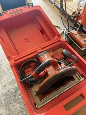 une boîte à outils rouge avec des outils sur le sol