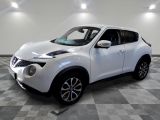 une photo d'un SUV Nissan Juke blanc garé sur un sol à damier