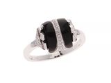 une image représentant une bague en noir et blanc sertie de diamants