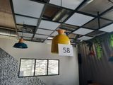 trois lampes suspendues au plafond dans une pièce