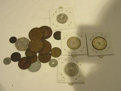 beaucoup de pièces qui sont sur la table