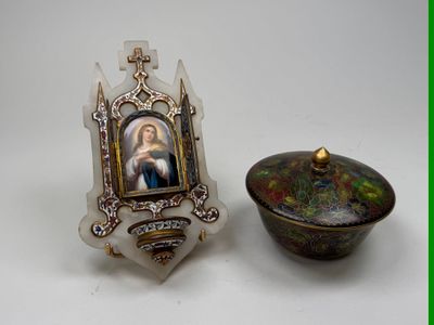 a picture of a woman in a picture frame next to a bowl
