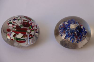 deux boules de verre posées sur une table
