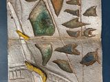 une photo d'un carreau sur lequel figurent un oiseau et un poisson