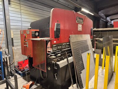 une grande machine installée dans un bâtiment