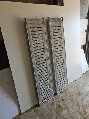 deux volets en bois accrochés au mur de la pièce
