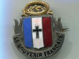 un insigne représentant une croix et un serpent, sur fond blanc