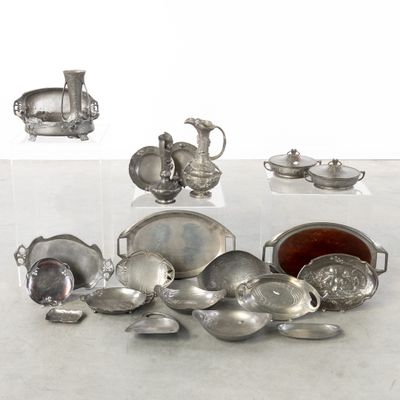 de nombreux objets en argent posés sur une table avec un fond blanc