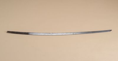un couteau posé sur une table