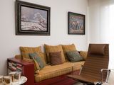 un salon avec un canapé et une chaise